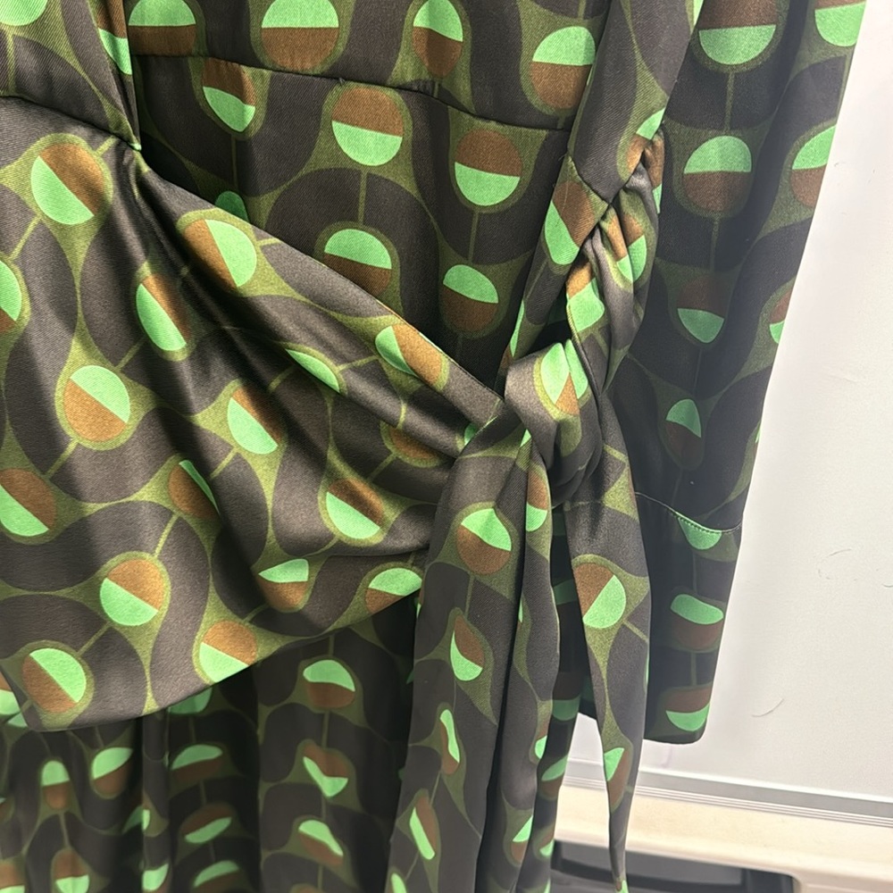 Stylish Green Patterned Dress - image 2